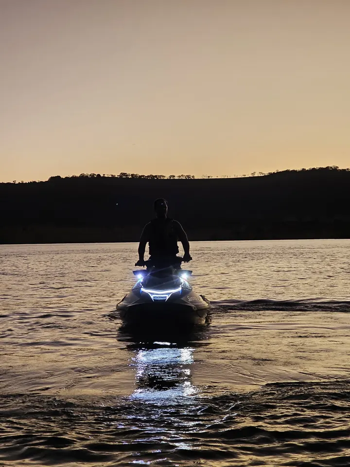 Jet ski com faixa de LED branca na proa ao anoitecer