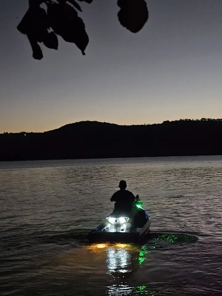 Jet ski com iluminação laranja sob o casco
