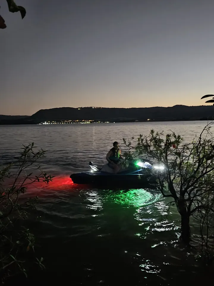 Jet ski com luzes de bombordo vermelha e boreste verde