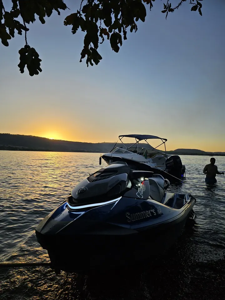 Jet ski com faixa de LED branca na proa ao pôr do sol