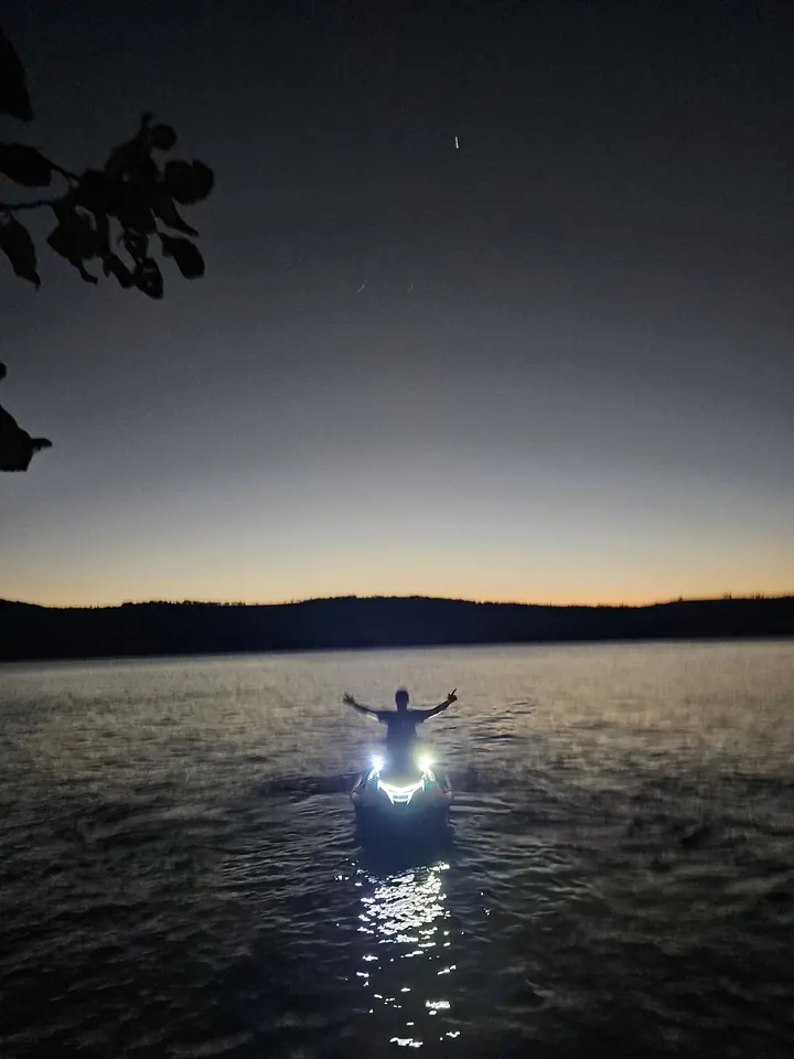 Jet ski com iluminação LED frontal na proa