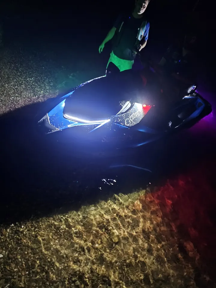 Jet ski com iluminação rosa e LED branco