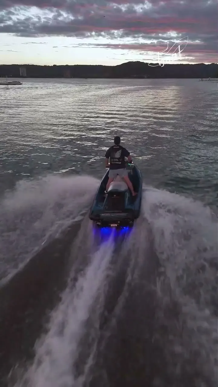 Vista aérea de jet ski em velocidade com LEDs azuis embaixo