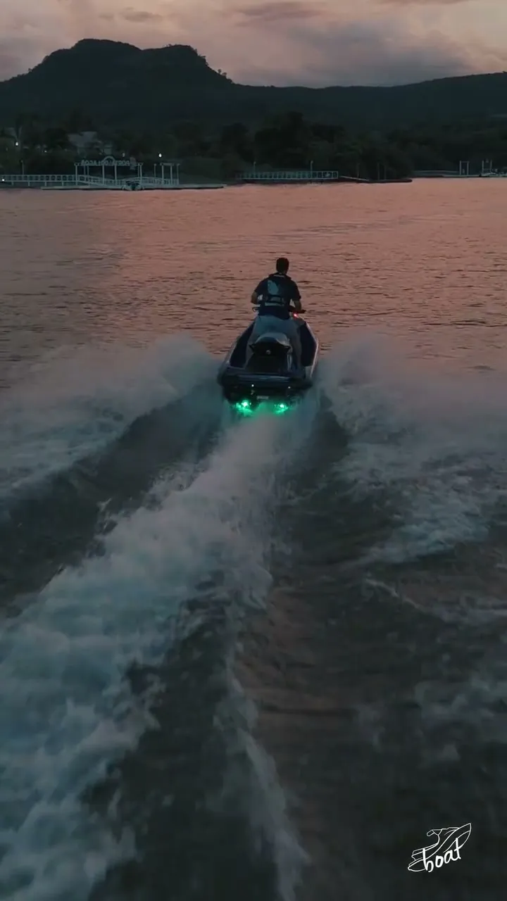 Vista aérea de jet ski em velocidade deixando rastro na água