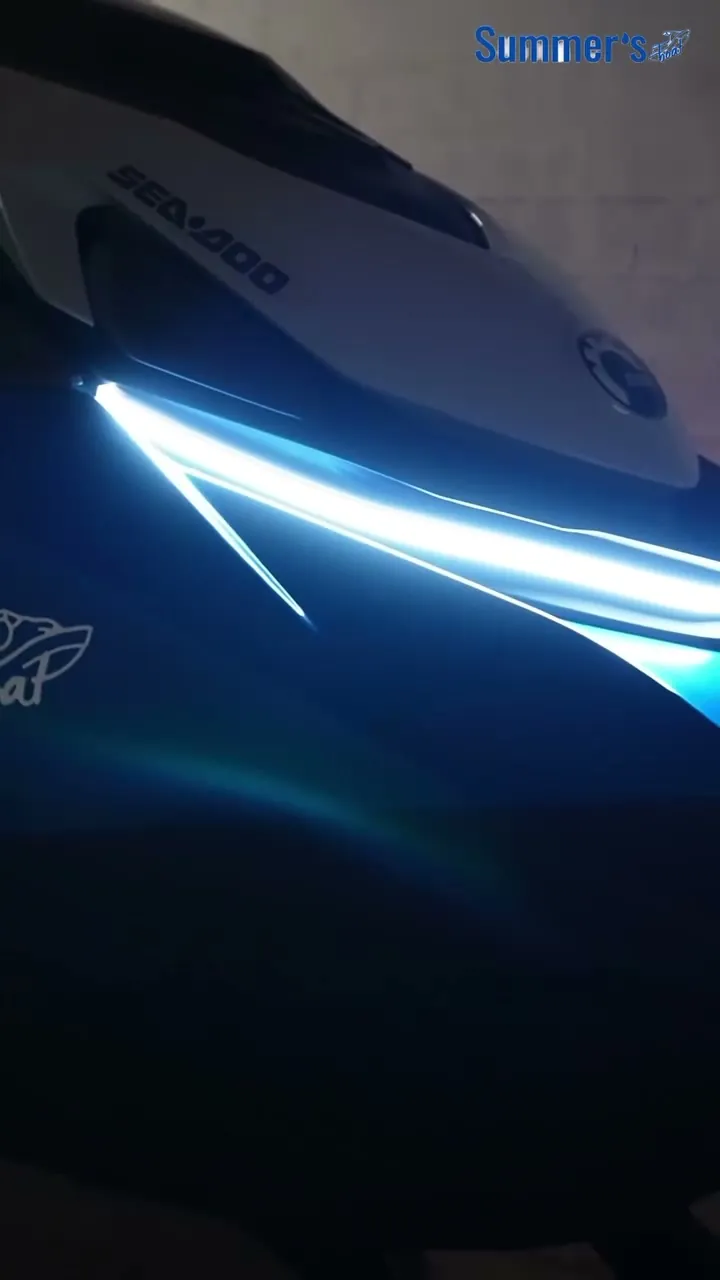 Faixa de LED iluminando a proa de um jet ski