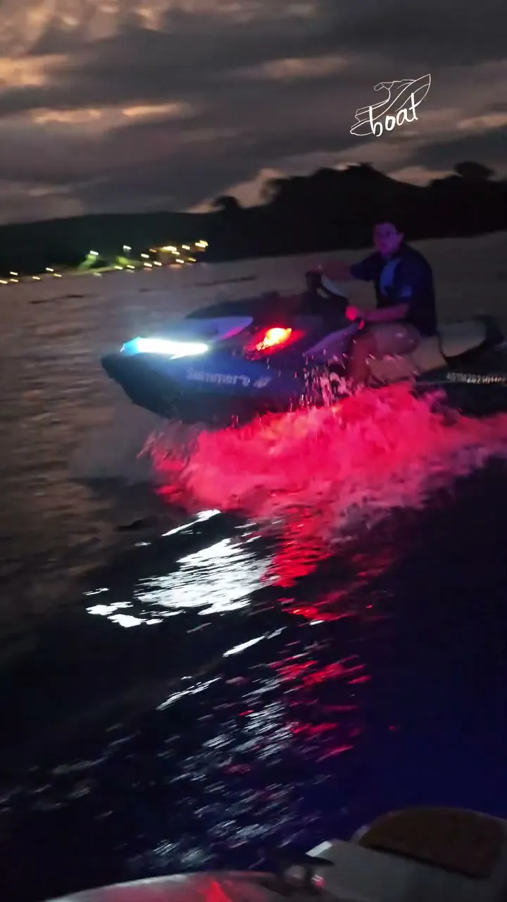 Jet ski com iluminação vermelha refletida na água